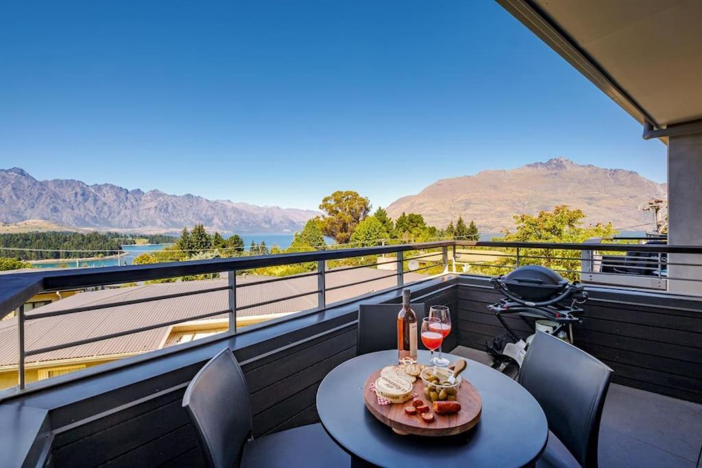 Toru - Eclectic Apartment With Delightful Lake Views Queenstown Dış mekan fotoğraf