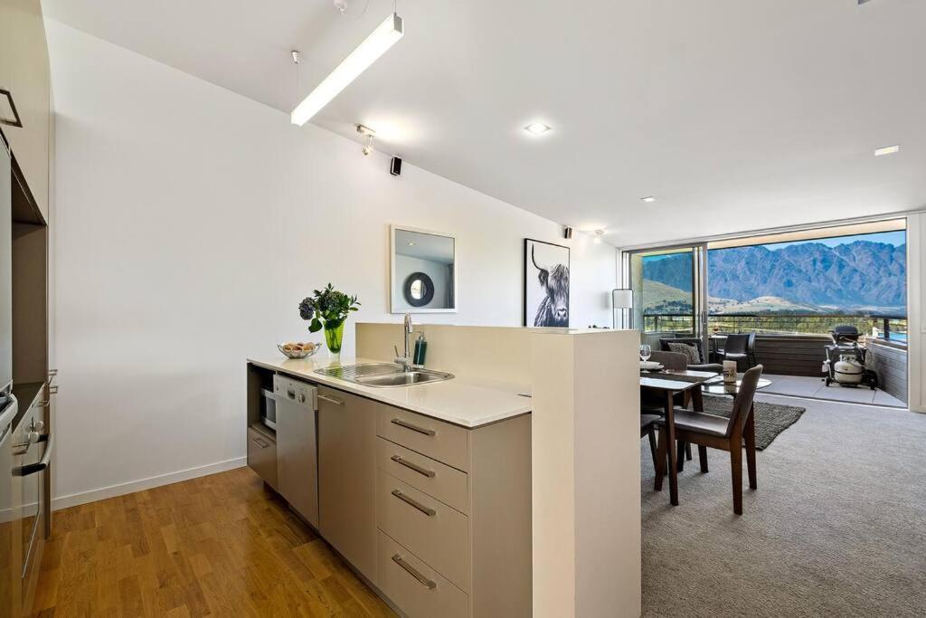 Toru - Eclectic Apartment With Delightful Lake Views Queenstown Dış mekan fotoğraf